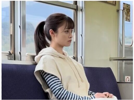 電車に乗る橋本環奈