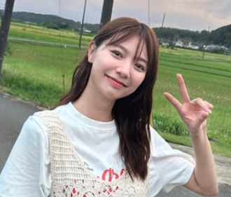 ピースする川津明日香